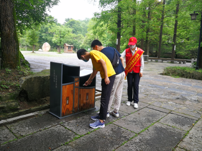 厦门三亚岛旅游区特勤队副队长刘佳楠规劝游客文明出行